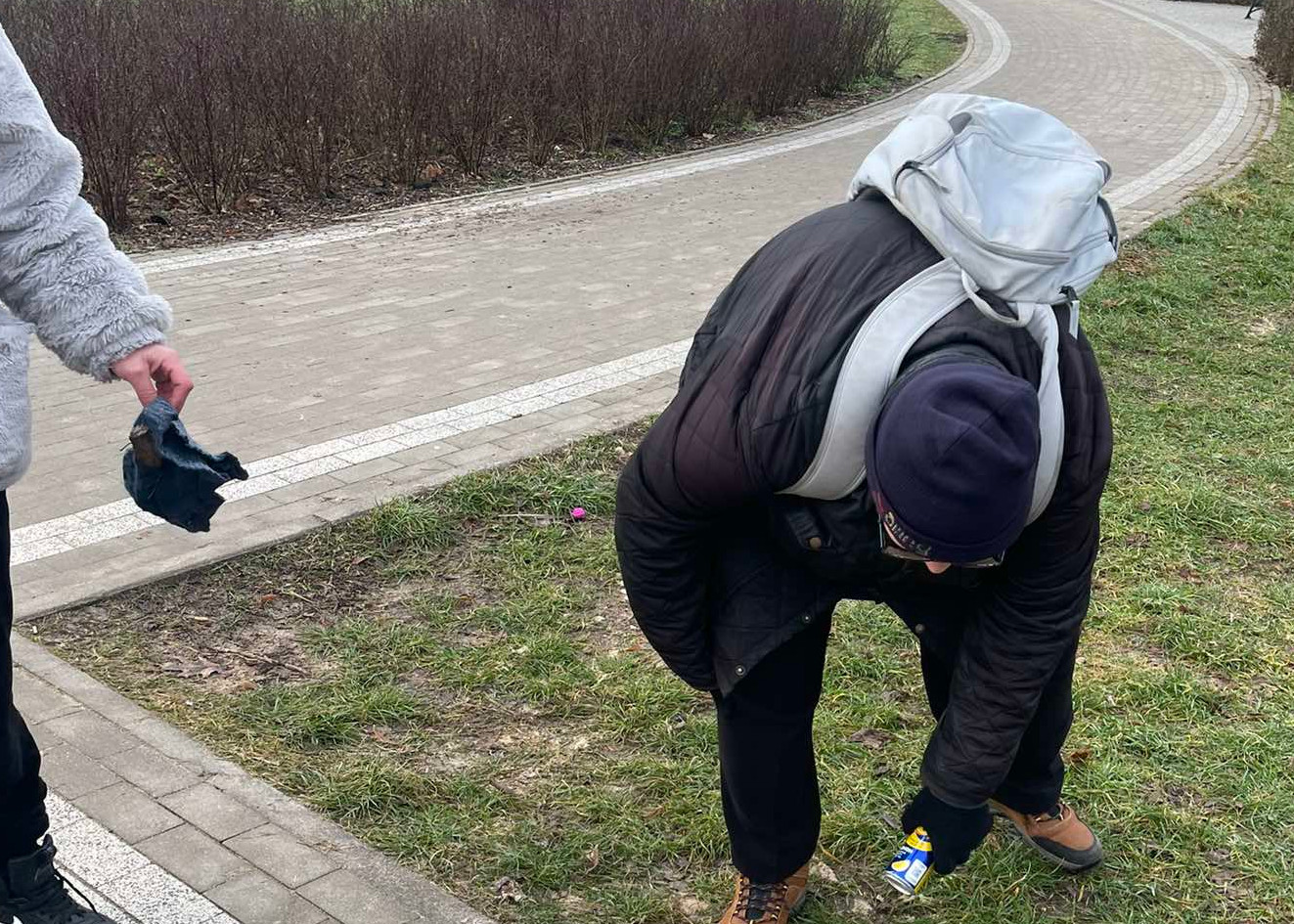 Uczestnicy CIS sprzątają w Parku Jana Pawła II